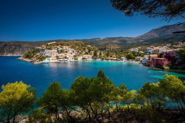 Kefalonia Adası 'nda küçük bir köy. Ahmaklar