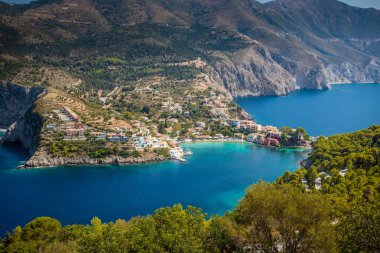 Kefalonia Adası 'nda küçük bir köy. Ahmaklar