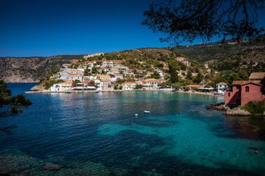 Kefalonia Adası 'nda küçük bir köy. Ahmaklar