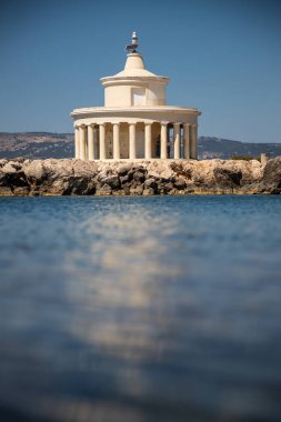 Argostoli Kefalonia, Yunanistan 'daki Saint Theodore deniz fenerinin muhteşem manzarası.