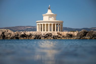Argostoli Kefalonia, Yunanistan 'daki Saint Theodore deniz fenerinin muhteşem manzarası.