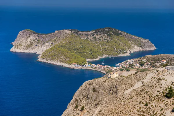 Vista Sobre Pequeño Pueblo Assos Con Ruinas Venecianas Isla Cefalonia —  Fotos de Stock