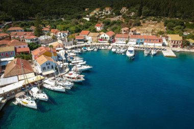 Kefalonia 'daki küçük bir köy Fiskardo' da hava manzarası.