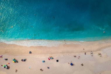 Kefalonia 'daki Myrtos plajında hava manzarası.