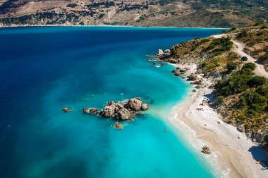 Vouti sahilindeki hava manzarası rahatlatıcı insanlarla dolu..