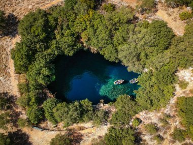 Melissani Mağarası, Kefalonia Adası, Yunanistan 'daki gölde turist teknesi