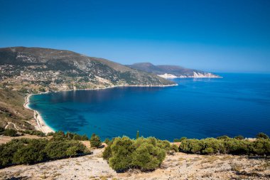 Yunanistan 'ın Kefalonia kentinde açık masmavi sularla kayalık kıyı.