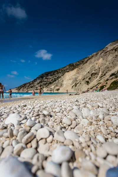 Gente Relajándose Playa Myrtos Cefalonia Grecia —  Fotos de Stock