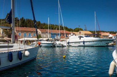 FISKARDO, GREECE - 12 Eylül 2020 'de Yunanistan' ın Kefalonya İyon Adası 'ndaki Fiskardo köyü ve limanı.