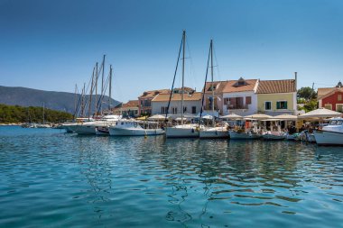 FISKARDO, GREECE - 12 Eylül 2020 'de Yunanistan' ın Kefalonya İyon Adası 'ndaki Fiskardo köyü ve limanı.