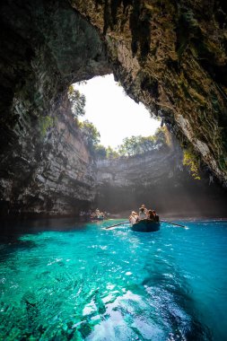 KEFALONIA, GREECE - SEPTEMBER, 13: Melissani Gölü Mağarası: Melissani Mağarası 'ndaki göl teknesi, Kefalonia Adası, Yunanistan 13 Eylül 2019,