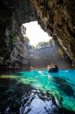 KEFALONIA, GREECE - SEPTEMBER, 13: Melissani Gölü Mağarası: Melissani Mağarası 'ndaki göl teknesi, Kefalonia Adası, Yunanistan 13 Eylül 2019,
