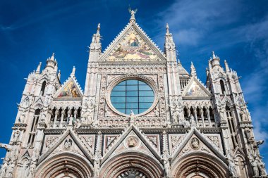 Siena Katedrali (Duomo) İtalyan Romanesk Gotik mimarisinin bir başyapıtıdır..