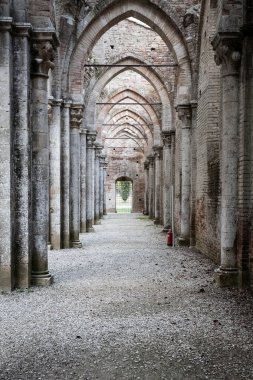 Çan kulesine yıldırım düştükten sonra çatısı çökmüş San Galgano Manastırı.