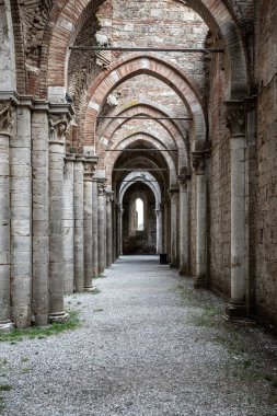 Çan kulesine yıldırım düştükten sonra çatısı çökmüş San Galgano Manastırı.