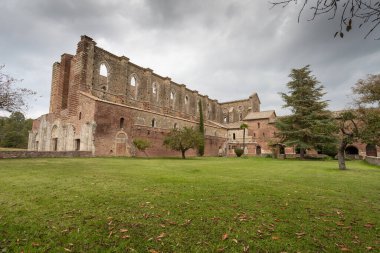 Çan kulesine yıldırım düştükten sonra çatısı çökmüş San Galgano Manastırı.