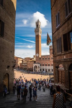 Siena, İtalya, Ekim 14, 2019: Siena, Toskana, İtalya 'da geleneksel bir ortaçağ at yarışı pisti olan Piazza del Campo adlı ünlü meydan.  