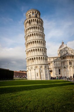 Pisa, İtalya, Ekim 13, 2019: Birçok turist Pisa, Toskana, İtalya 'daki ünlü Eğik Kule ile Piazza Dei Miracoli meydanını ziyaret ediyor.  