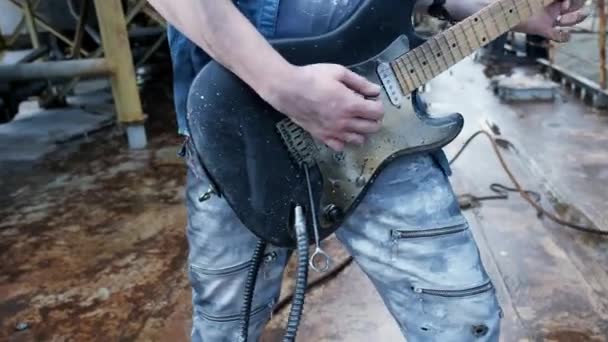 Guy dedo de energía tocando la guitarra primer plano uso electro heavy música al aire libre 4K . — Vídeos de Stock