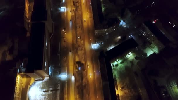 Bekijk drone nacht stad met blauw licht ring weg met geel licht van wijk 4k — Stockvideo