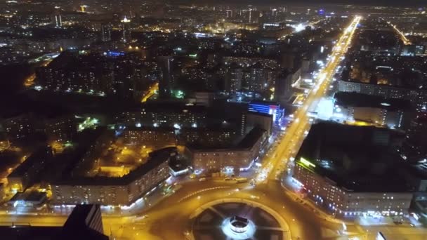 Luz azul dos edifícios da cidade da noite perto da estrada do anel da cidade futurista 4K — Vídeo de Stock