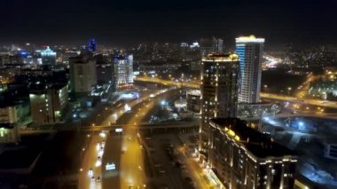 Sarı ışıklı otoyol boyunca insansız hava aracı Metropolis 'in şehir merkezine gidiyor.