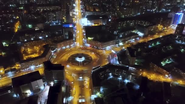 Verticale Panaram drone boven nacht stad met cirkelvormige weg met geel licht — Stockvideo