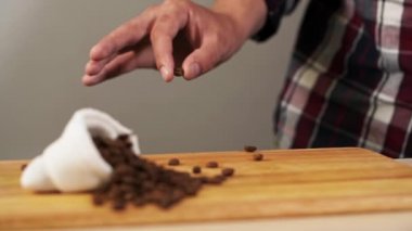 Odaklanma transferi erkek eli kavrulmuş kahve beyaz poşeti ve Arabica yakın çekim