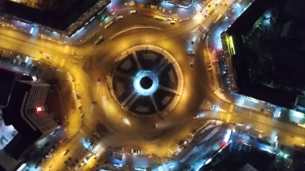 Câmera Drone girar em torno encruzilhada cidade noite. Estrada de vida noturna com luz amarela — Vídeo de Stock