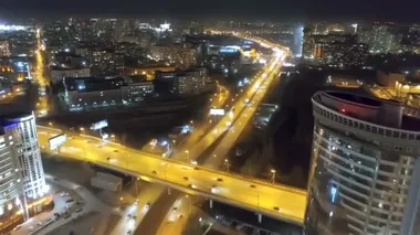Köprü otoyolunun üst manzarası. Gece 4K civarında sarı ışık var. Kesişen yol