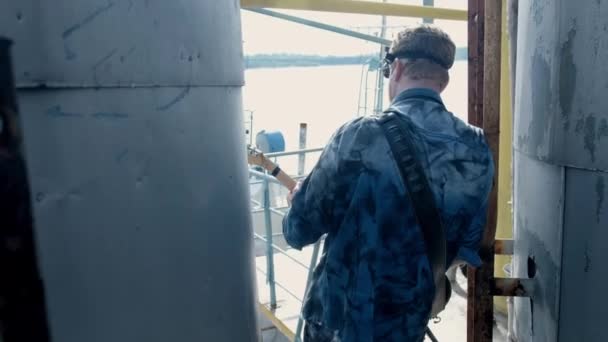 Persoon staan met gitaar op kade schip close-up hand spelen cool rock muziek 4k. — Stockvideo