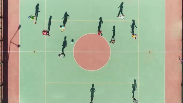 Legrační stínové kluci pohybující drone děti hrát fotbalový sportovní tým na poli 4k. — Stock video