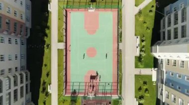 Uçan drone çocukları güneşli bir günde çocuk gölgesi 4k ile futbol oynuyorlar..