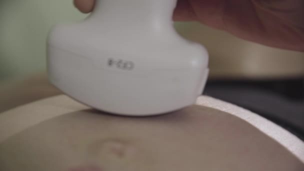 Menina de gravidez visita médico fêmea teste clínico close-up scanner ultra-som 4K . — Vídeo de Stock