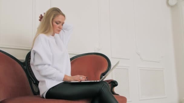 Hermosa rubia escribiendo portátil primer plano mujer pelo largo escribir teclado slow motion — Vídeo de stock