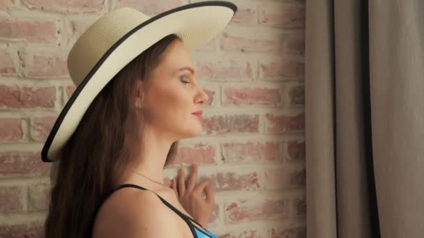 Bella faccia ragazza in cappello fedora guardando fotocamera primo piano godere di vacanza viaggio 4K . — Video Stock