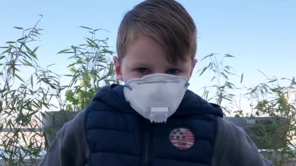 Cara menino doente em máscara olhar para câmera close-up. Infecção coronavírus covid-19 4K . — Vídeo de Stock