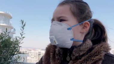 Covid-19 'dan beyaz maskeli hasta çocuk portresi. Enfeksiyon Coronavirüs 4K.