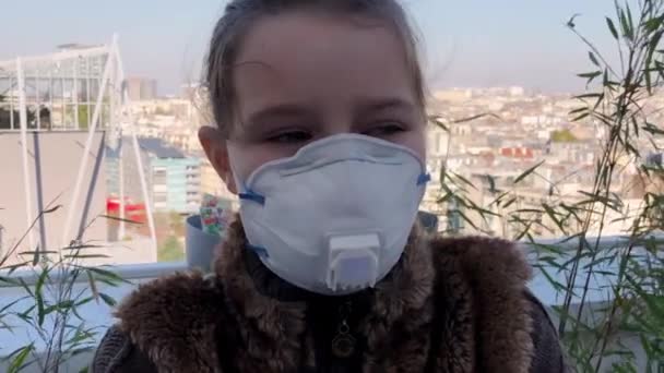 Zmatený zrak dítěte chirurgické masky detailní záběr. Bakteriální infekce koronavirus 4K. — Stock video