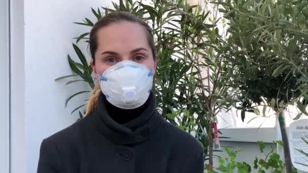 Femeia portretizată în mască se uită la camera de aproape. Infecție epidemică coronavirus 4K — Videoclip de stoc