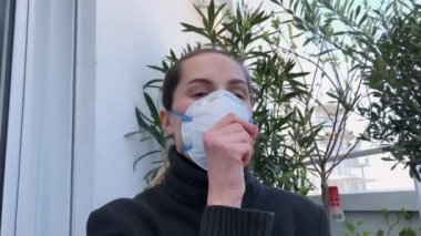 Portre kadın hasta enfeksiyon Coronavirus maskeli öksürük yakından. Semptom 4K.