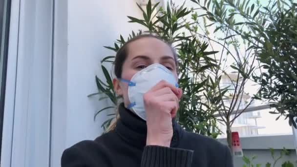 Portrait femme malade infection grippe coronavirus toux dans le masque de près. Symptôme 4K . — Video