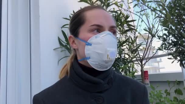 Ansiktet flicka sjuk infektion influensa coronavirus hosta i mask närbild. Symptominfluensa 4K — Stockvideo