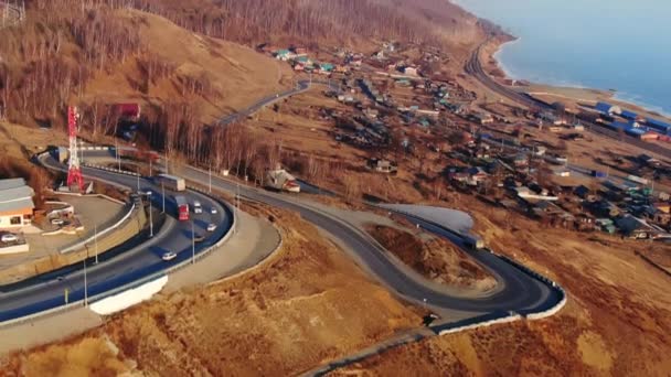 Carretera curva de camión de viaje en las montañas vista dron. Entrega coche fondo océano 4K — Vídeo de stock