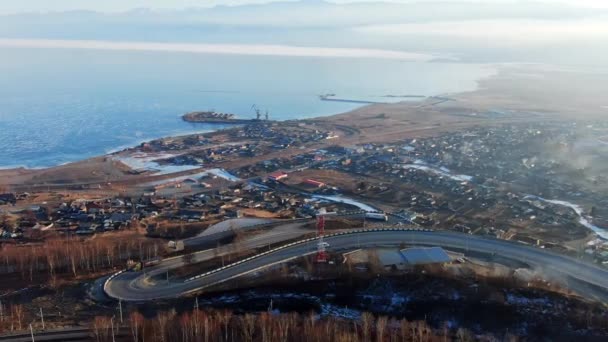 Voyage camion route courbe sur les collines vue drone. Voiture de livraison sur fond océan 4K . — Video