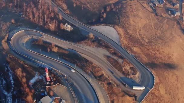 Ταξίδι φορτηγό serpentine δρόμο στα βουνά δείτε drone. Παράδοση αυτοκινήτου στο λόφο χιόνι 4K — Αρχείο Βίντεο