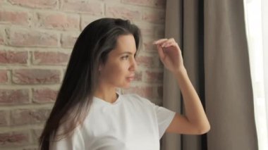 Portre esmer, gülümseyen kadın yakın çekim. 4K numaralı kameraya bakan uzun saçlı seksi kız.