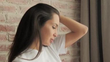 Gülümseyen esmer kadının portresi. Seksi uzun saçlı kız. Kamera 4K 'ye bak..