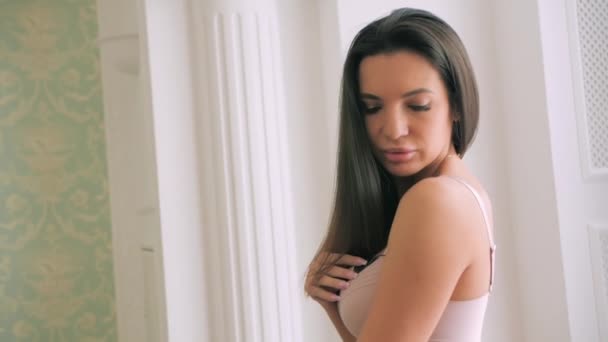 Sexy portrét dívka spodní prádlo detailní. Horká brunetka v bílé podprsenka při pohledu na kameru — Stock video