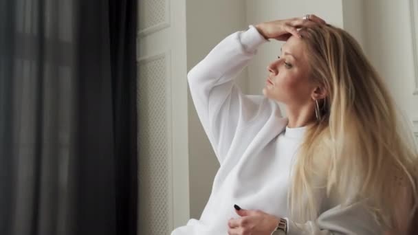 Горячая женщина длинные волосы в белой футболке близко, что делает ручной стиль замедленного движения 4K — стоковое видео